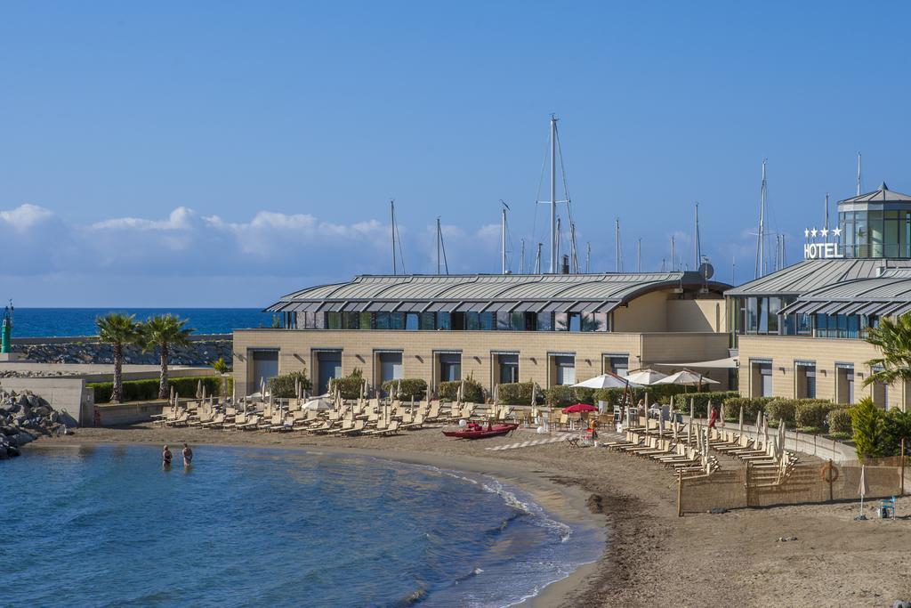 Hotel Riviera Dei Fiori San Lorenzo al Mare Exterior foto